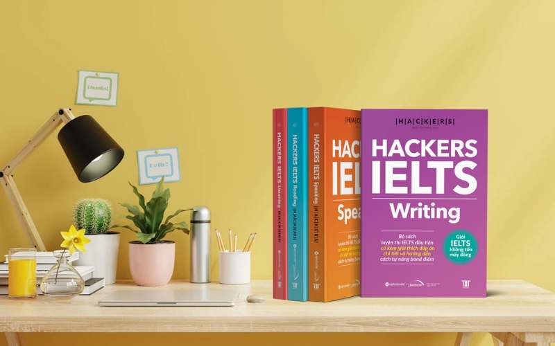 Hình ảnh học viên luyện viết với Hackers IELTS Writing